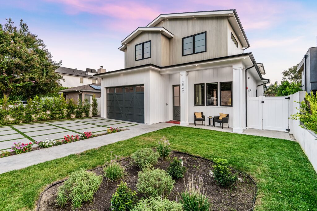 How to Buy and Sell a Home at the Same Time in Scottsdale (Without Moving Twice)